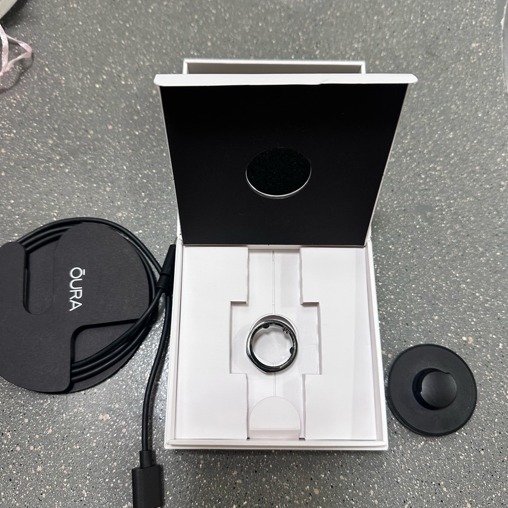 Oura Midnight Ring with Charging Set
